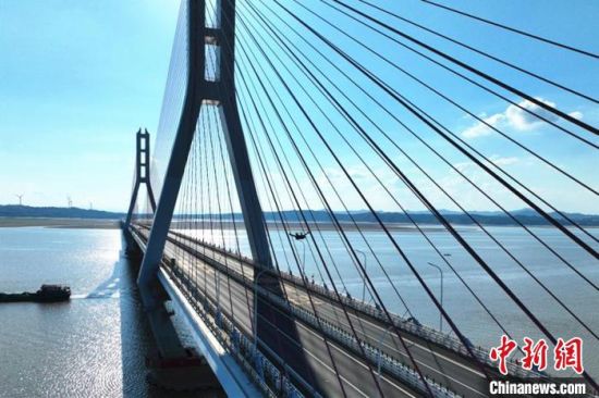 圖為無人機自主起飛為橋梁主塔“體檢”。江西省交通投資集團路網(wǎng)運營管理公司供圖